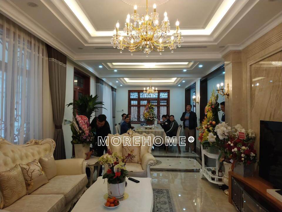 Không gian phòng khách tân cổ điển được bày trí bộ sofa da, đèn chùm, kệ trang trí cao cấp,... Chiêm ngưỡng các mẫu thiết kế phòng khách biệt thự, nhà phố đẹp